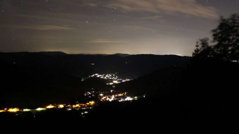 Dieses Bild zeigt eine Webcam-Aufnahme vom Achertal, aufgenommen am Montag, den 20.07.2026 um 00:30 Uhr. Die Temperatur betrug 14.7°C.
