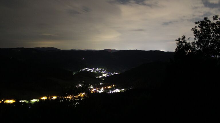 Dieses Bild zeigt eine Webcam-Aufnahme vom Achertal, aufgenommen am Donnerstag, den 20.08.2026 um 02:00 Uhr. Die Temperatur betrug 18.8°C.