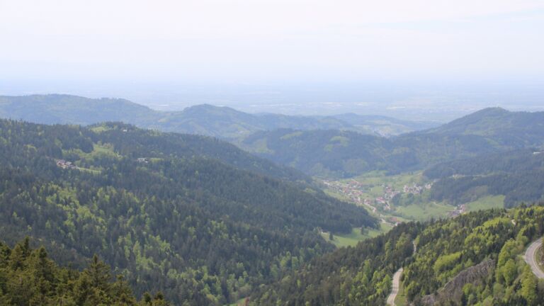 Dieses Bild zeigt eine Webcam-Aufnahme vom Achertal, aufgenommen am Dienstag, den 28.04.2026 um 15:10 Uhr. Die Temperatur betrug 15.6°C.