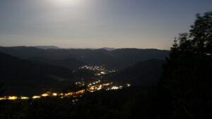 Dieses Bild zeigt eine Webcam-Aufnahme vom Achertal, aufgenommen am Mittwoch, den 24.06.2026 um 23:20 Uhr. Die Temperatur betrug 26°C.