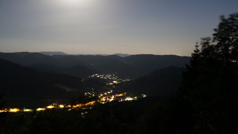 Dieses Bild zeigt eine Webcam-Aufnahme vom Achertal, aufgenommen am Mittwoch, den 24.06.2026 um 23:20 Uhr. Die Temperatur betrug 26°C.