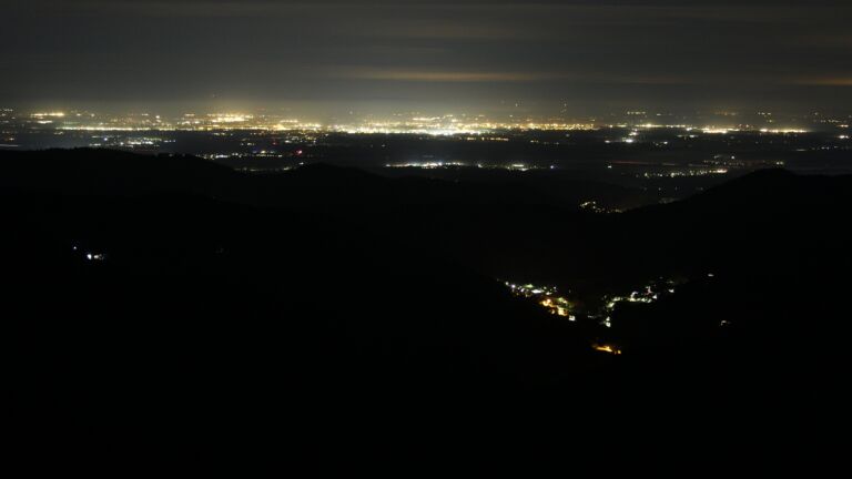 Dieses Bild zeigt eine Webcam-Aufnahme vom Achertal, aufgenommen am Freitag, den 03.10.2025 um 04:00 Uhr. Die Temperatur betrug 3.2°C.