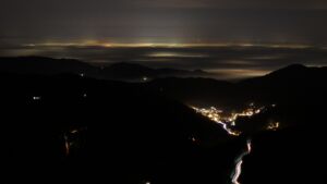 Dieses Bild zeigt eine Webcam-Aufnahme vom Achertal, aufgenommen am Freitag, den 12.12.2025 um 19:00 Uhr. Die Temperatur betrug 10.2°C.