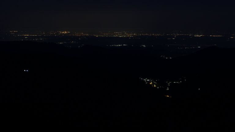 Dieses Bild zeigt eine Webcam-Aufnahme vom Achertal, aufgenommen am Montag, den 23.03.2026 um 05:20 Uhr. Die Temperatur betrug 5.1°C.