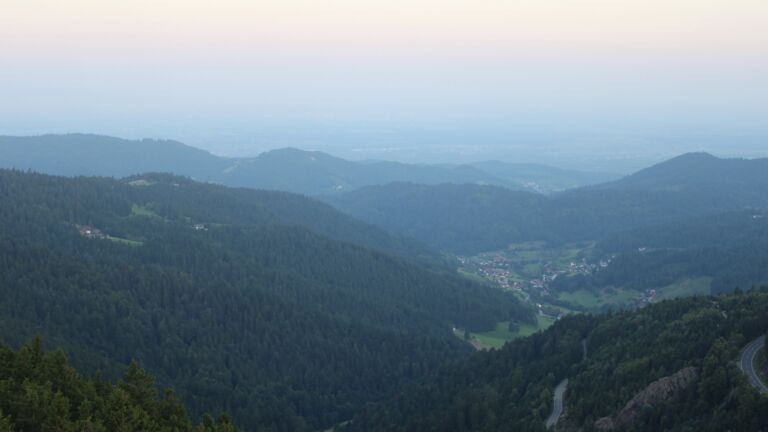 Dieses Bild zeigt eine Webcam-Aufnahme vom Achertal, aufgenommen am Montag, den 11.08.2025 um 06:30 Uhr. Die Temperatur betrug 15.4°C.
