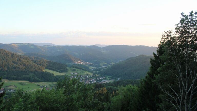 Dieses Bild zeigt eine Webcam-Aufnahme vom Achertal, aufgenommen am Mittwoch, den 08.07.2026 um 21:10 Uhr. Die Temperatur betrug 22.5°C.