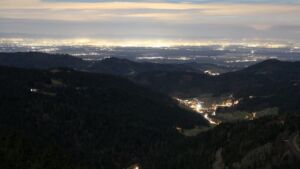 Dieses Bild zeigt eine Webcam-Aufnahme vom Achertal, aufgenommen am Dienstag, den 02.12.2025 um 21:00 Uhr. Die Temperatur betrug 4.6°C.