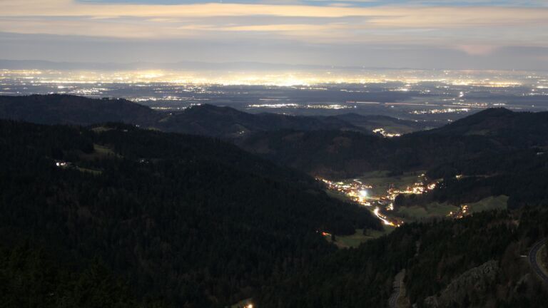 Dieses Bild zeigt eine Webcam-Aufnahme vom Achertal, aufgenommen am Dienstag, den 02.12.2025 um 21:00 Uhr. Die Temperatur betrug 4.6°C.