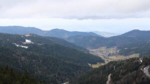 Dieses Bild zeigt eine Webcam-Aufnahme vom Achertal, aufgenommen am Sonntag, den 01.02.2026 um 13:30 Uhr. Die Temperatur betrug 4.1°C.