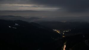 Dieses Bild zeigt eine Webcam-Aufnahme vom Achertal, aufgenommen am Sonntag, den 01.02.2026 um 05:00 Uhr. Die Temperatur betrug 2.1°C.