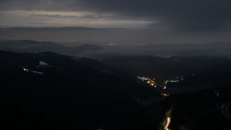 Dieses Bild zeigt eine Webcam-Aufnahme vom Achertal, aufgenommen am Sonntag, den 01.02.2026 um 05:00 Uhr. Die Temperatur betrug 2.1°C.