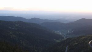 Dieses Bild zeigt eine Webcam-Aufnahme vom Achertal, aufgenommen am Freitag, den 01.05.2026 um 21:10 Uhr. Die Temperatur betrug 14.4°C.