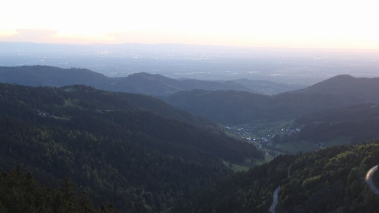 Dieses Bild zeigt eine Webcam-Aufnahme vom Achertal, aufgenommen am Freitag, den 01.05.2026 um 21:10 Uhr. Die Temperatur betrug 14.4°C.