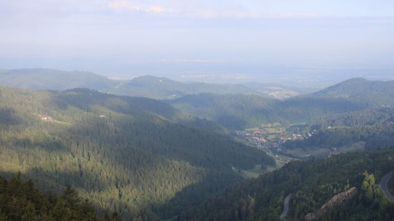Dieses Bild zeigt eine Webcam-Aufnahme vom Achertal, aufgenommen am Freitag, den 23.05.2025 um 07:20 Uhr. Die Temperatur betrug 4°C.