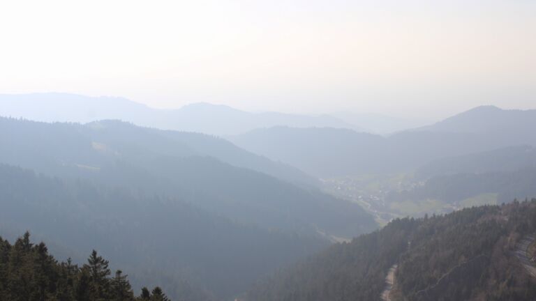 Dieses Bild zeigt eine Webcam-Aufnahme vom Achertal, aufgenommen am Mittwoch, den 18.03.2026 um 16:40 Uhr. Die Temperatur betrug 5.1°C.