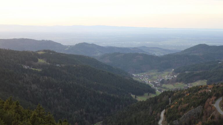 Dieses Bild zeigt eine Webcam-Aufnahme vom Achertal, aufgenommen am Donnerstag, den 13.11.2025 um 16:30 Uhr. Die Temperatur betrug 14.9°C.