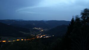 Dieses Bild zeigt eine Webcam-Aufnahme vom Achertal, aufgenommen am Donnerstag, den 27.08.2026 um 21:00 Uhr. Die Temperatur betrug 26.5°C.