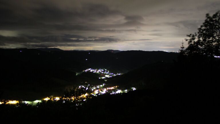 Dieses Bild zeigt eine Webcam-Aufnahme vom Achertal, aufgenommen am Donnerstag, den 14.05.2026 um 23:30 Uhr. Die Temperatur betrug 4.3°C.