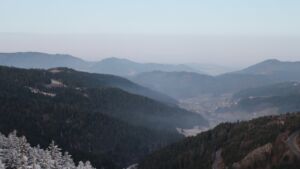 Dieses Bild zeigt eine Webcam-Aufnahme vom Achertal, aufgenommen am Samstag, den 27.12.2025 um 08:00 Uhr. Die Temperatur betrug 2.2°C.