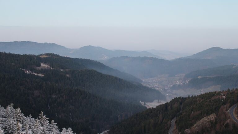 Dieses Bild zeigt eine Webcam-Aufnahme vom Achertal, aufgenommen am Samstag, den 27.12.2025 um 08:00 Uhr. Die Temperatur betrug 2.2°C.