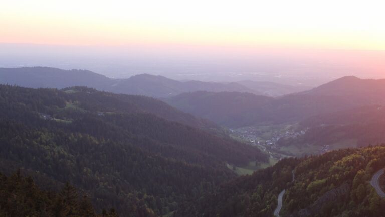 Dieses Bild zeigt eine Webcam-Aufnahme vom Achertal, aufgenommen am Samstag, den 10.05.2025 um 20:50 Uhr. Die Temperatur betrug 10.9°C.