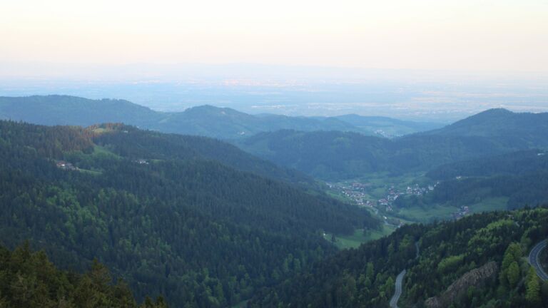Dieses Bild zeigt eine Webcam-Aufnahme vom Achertal, aufgenommen am Freitag, den 02.05.2025 um 06:40 Uhr. Die Temperatur betrug 16.8°C.