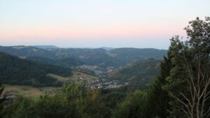 Dieses Bild zeigt eine Webcam-Aufnahme vom Achertal, aufgenommen am Sonntag, den 23.08.2026 um 06:30 Uhr. Die Temperatur betrug 12.4°C.
