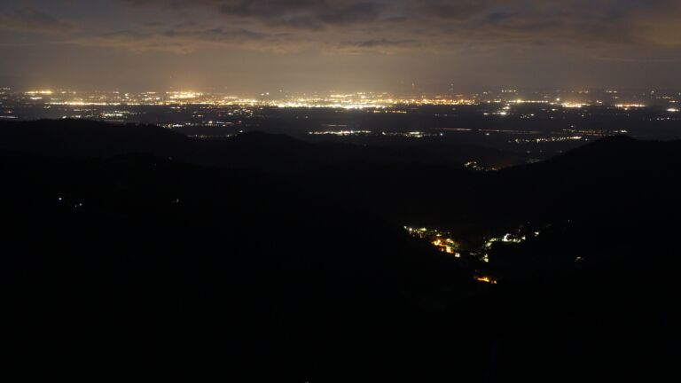 Dieses Bild zeigt eine Webcam-Aufnahme vom Achertal, aufgenommen am Mittwoch, den 23.07.2025 um 04:20 Uhr. Die Temperatur betrug 11.2°C.