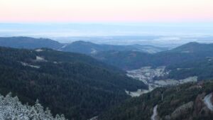 Dieses Bild zeigt eine Webcam-Aufnahme vom Achertal, aufgenommen am Montag, den 01.12.2025 um 08:00 Uhr. Die Temperatur betrug -1.1°C.