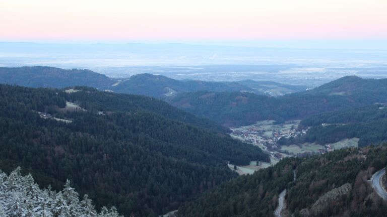 Dieses Bild zeigt eine Webcam-Aufnahme vom Achertal, aufgenommen am Montag, den 01.12.2025 um 08:00 Uhr. Die Temperatur betrug -1.1°C.