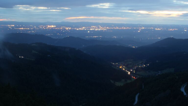 Dieses Bild zeigt eine Webcam-Aufnahme vom Achertal, aufgenommen am Montag, den 21.07.2025 um 22:00 Uhr. Die Temperatur betrug 11.3°C.