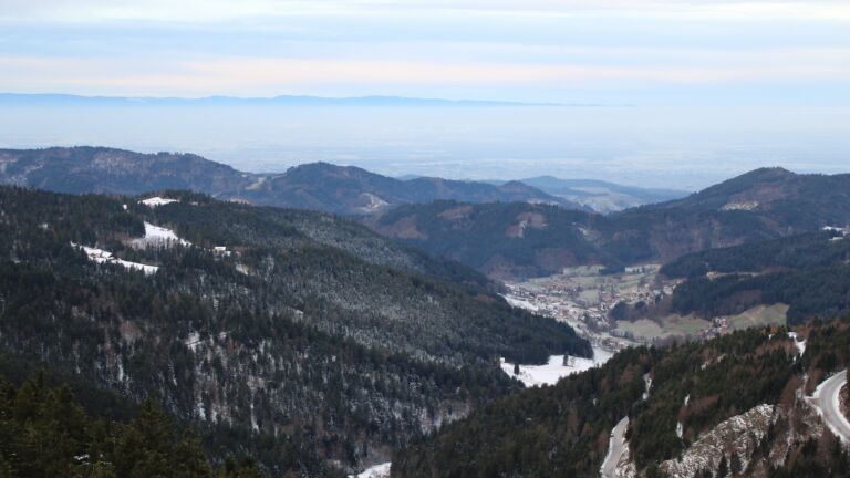 Dieses Bild zeigt eine Webcam-Aufnahme vom Achertal, aufgenommen am Sonntag, den 23.11.2025 um 08:40 Uhr. Die Temperatur betrug -1.5°C.