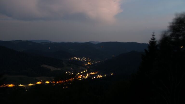 Dieses Bild zeigt eine Webcam-Aufnahme vom Achertal, aufgenommen am Freitag, den 26.06.2026 um 22:40 Uhr. Die Temperatur betrug 29.8°C.