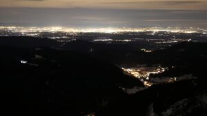 Dieses Bild zeigt eine Webcam-Aufnahme vom Achertal, aufgenommen am Montag, den 12.01.2026 um 20:00 Uhr. Die Temperatur betrug 4.2°C.