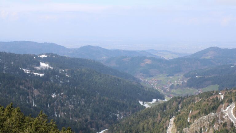 Dieses Bild zeigt eine Webcam-Aufnahme vom Achertal, aufgenommen am Freitag, den 03.04.2026 um 12:10 Uhr. Die Temperatur betrug 4.4°C.