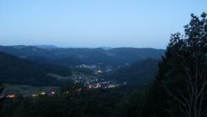 Dieses Bild zeigt eine Webcam-Aufnahme vom Achertal, aufgenommen am Dienstag, den 28.07.2026 um 05:10 Uhr. Die Temperatur betrug 16.1°C.