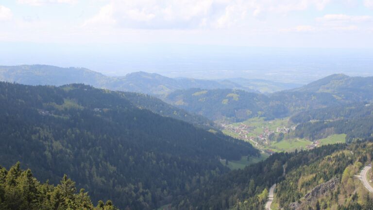 Dieses Bild zeigt eine Webcam-Aufnahme vom Achertal, aufgenommen am Sonntag, den 19.04.2026 um 14:50 Uhr. Die Temperatur betrug 7.6°C.