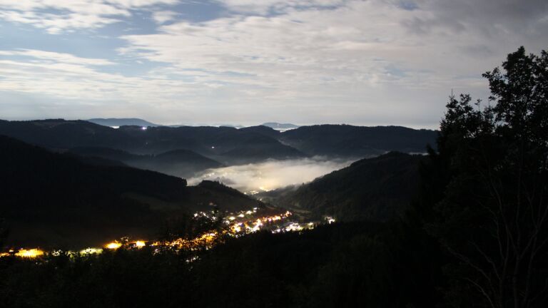 Dieses Bild zeigt eine Webcam-Aufnahme vom Achertal, aufgenommen am Dienstag, den 25.08.2026 um 23:30 Uhr. Die Temperatur betrug 16.4°C.