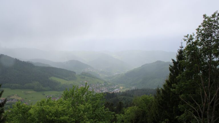 Dieses Bild zeigt eine Webcam-Aufnahme vom Achertal, aufgenommen am Freitag, den 15.05.2026 um 13:50 Uhr. Die Temperatur betrug 7.1°C.