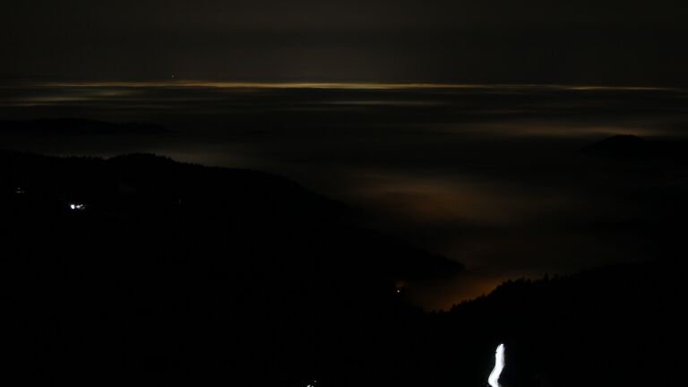 Dieses Bild zeigt eine Webcam-Aufnahme vom Achertal, aufgenommen am Sonntag, den 18.01.2026 um 04:30 Uhr. Die Temperatur betrug 4.4°C.