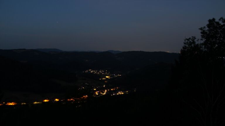 Dieses Bild zeigt eine Webcam-Aufnahme vom Achertal, aufgenommen am Sonntag, den 09.08.2026 um 05:10 Uhr. Die Temperatur betrug 23.9°C.