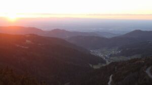 Dieses Bild zeigt eine Webcam-Aufnahme vom Achertal, aufgenommen am Sonntag, den 01.03.2026 um 18:10 Uhr. Die Temperatur betrug 7.3°C.