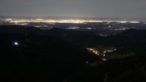 Dieses Bild zeigt eine Webcam-Aufnahme vom Achertal, aufgenommen am Dienstag, den 09.12.2025 um 03:00 Uhr. Die Temperatur betrug 9.9°C.