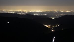 Dieses Bild zeigt eine Webcam-Aufnahme vom Achertal, aufgenommen am Mittwoch, den 04.03.2026 um 20:00 Uhr. Die Temperatur betrug 5.9°C.