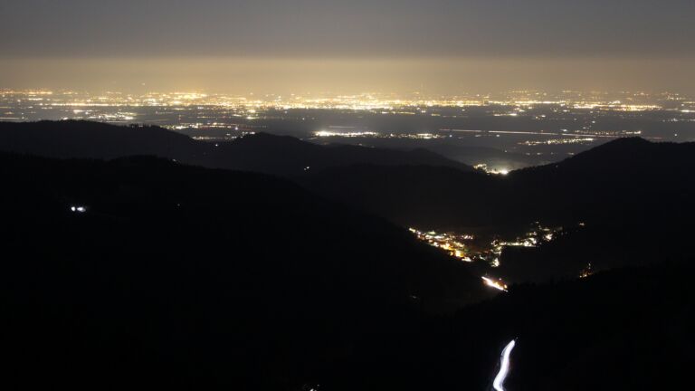 Dieses Bild zeigt eine Webcam-Aufnahme vom Achertal, aufgenommen am Mittwoch, den 04.03.2026 um 20:00 Uhr. Die Temperatur betrug 5.9°C.