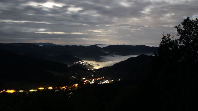 Dieses Bild zeigt eine Webcam-Aufnahme vom Achertal, aufgenommen am Mittwoch, den 26.08.2026 um 01:30 Uhr. Die Temperatur betrug 16.7°C.
