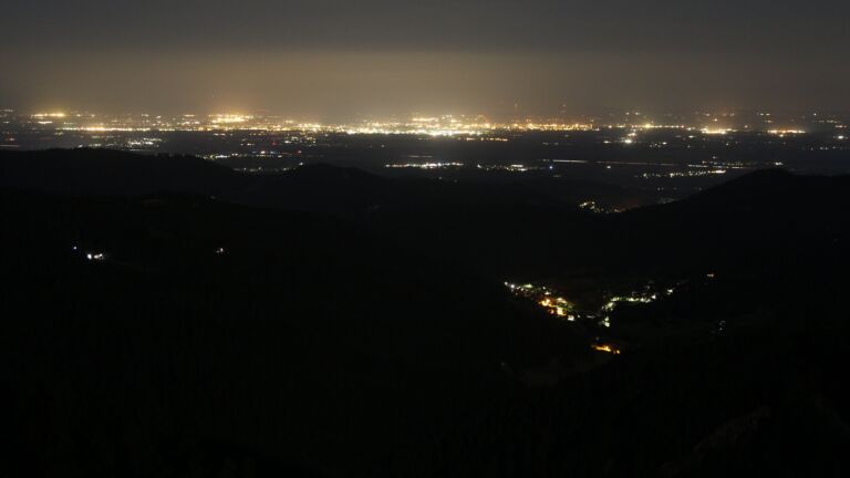 Dieses Bild zeigt eine Webcam-Aufnahme vom Achertal, aufgenommen am Freitag, den 18.07.2025 um 02:00 Uhr. Die Temperatur betrug 13.9°C.