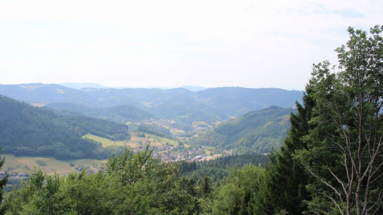 Dieses Bild zeigt eine Webcam-Aufnahme vom Achertal, aufgenommen am Montag, den 03.08.2026 um 13:40 Uhr. Die Temperatur betrug 32.7°C.