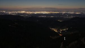 Dieses Bild zeigt eine Webcam-Aufnahme vom Achertal, aufgenommen am Sonntag, den 01.03.2026 um 19:30 Uhr. Die Temperatur betrug 5°C.