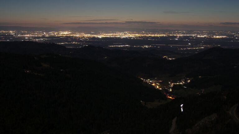 Dieses Bild zeigt eine Webcam-Aufnahme vom Achertal, aufgenommen am Sonntag, den 01.03.2026 um 19:30 Uhr. Die Temperatur betrug 5°C.